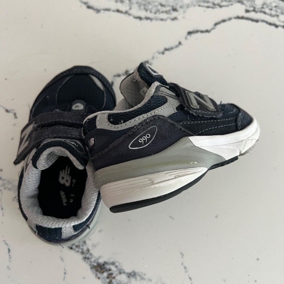 New Balance Toddler 990 V6 Hook & Loop Sneaker, Navy, 5.5XW - Picture 3 of 6